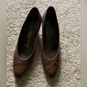 Elegant Brown Leather Heels with Pointed Toe